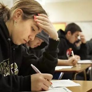 ���ۣ����ݵ�ѧУӦȡ��essay����