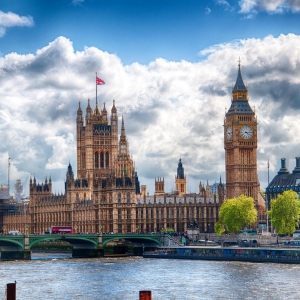 ����Ӣ����У������ͨ����Щ;��������������